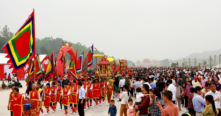 Không khí nô nức của lễ hội Tây Thiên