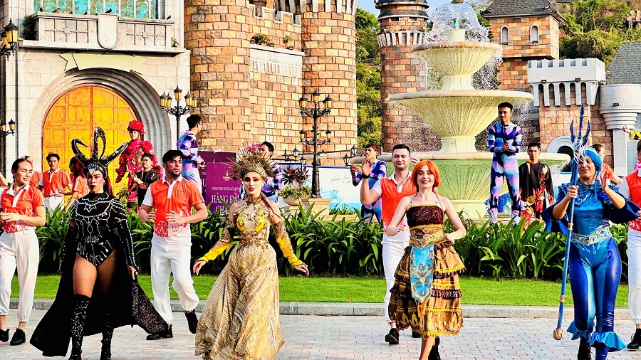 Tháng 8 có ngày lễ gì Mãn nhãn với những màn biểu diễn đặc sắc tại VinWonders Nha Trang