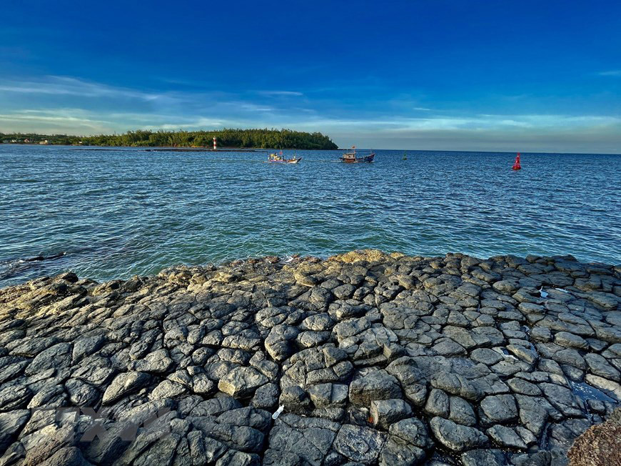 Kết hợp tham quan vẻ đẹp nguyên sơ, kỳ vĩ của Thạch Ky Điếu Tẩu trong chuyến du lịch Quảng Ngãi