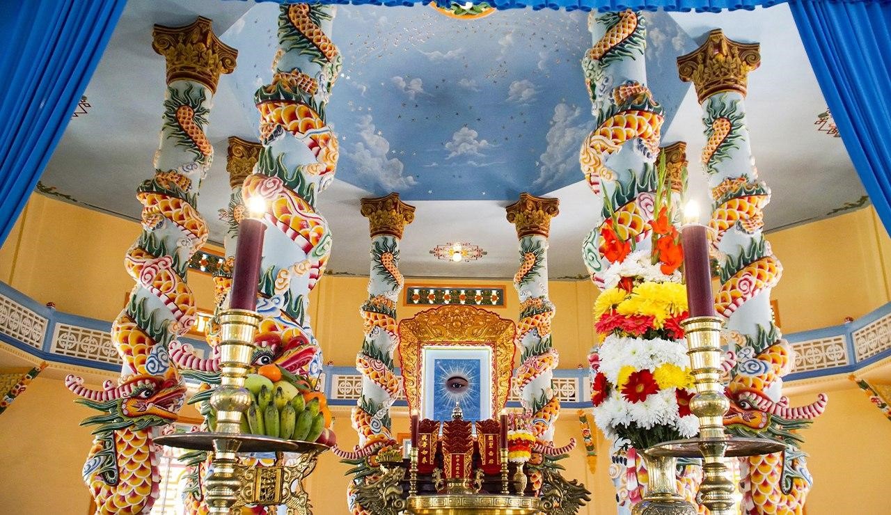 Những cây cột bên trong được chạm khắc tinh vi