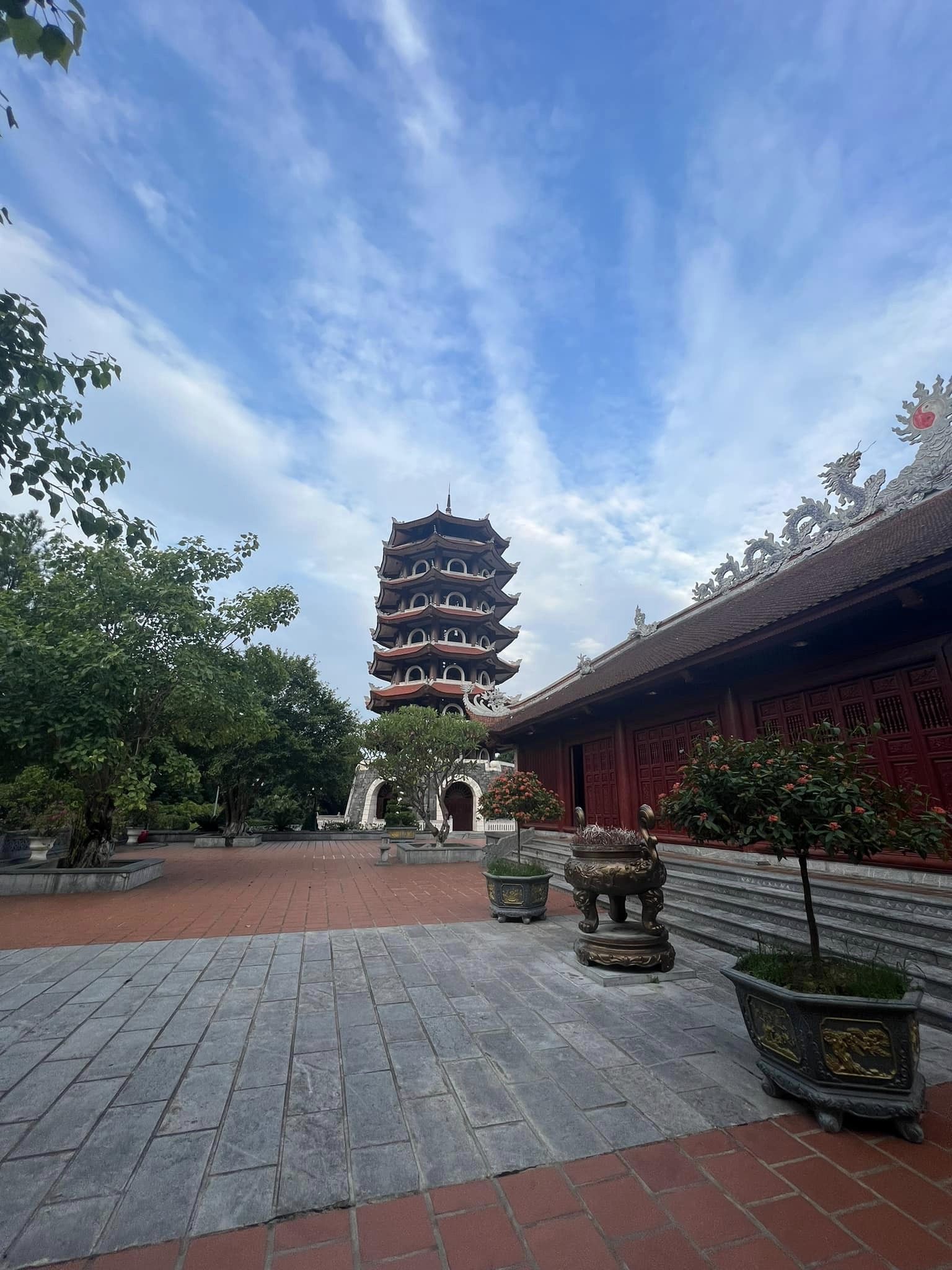 Đền thờ và tháp chuông Ngã 3 Đồng Lộc