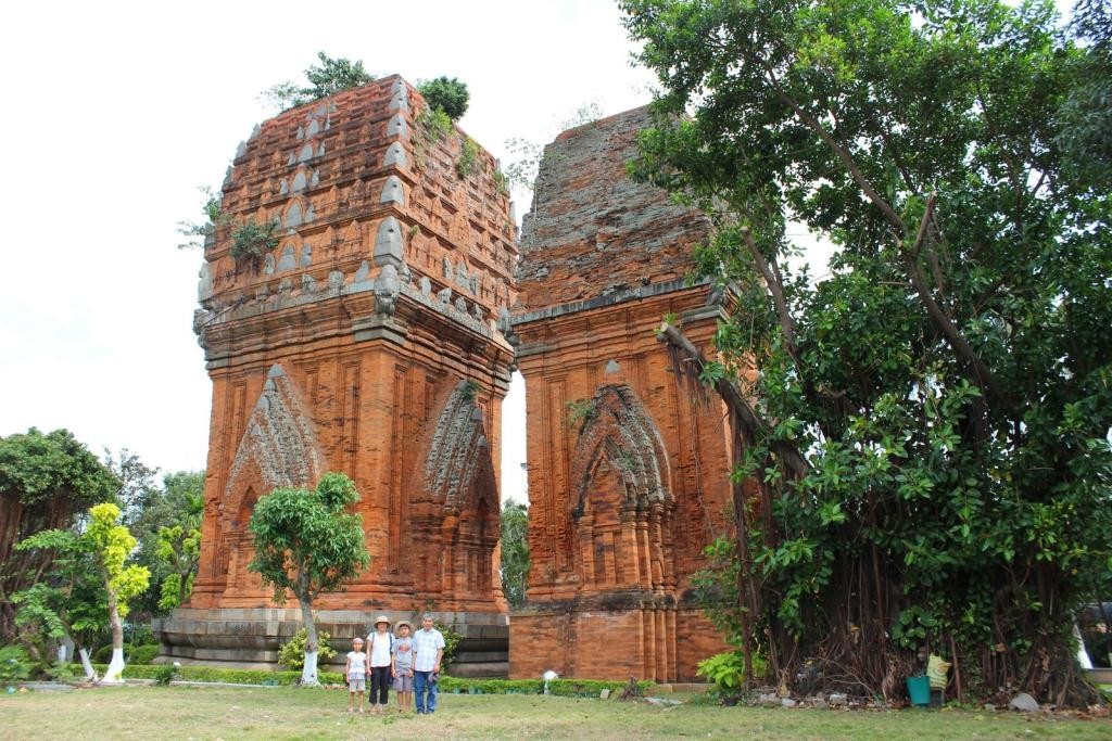 Tháp Hưng Thạnh Ngôi tháp phía Bắc còn nguyên vẹn hơn so với tháp phía Nam