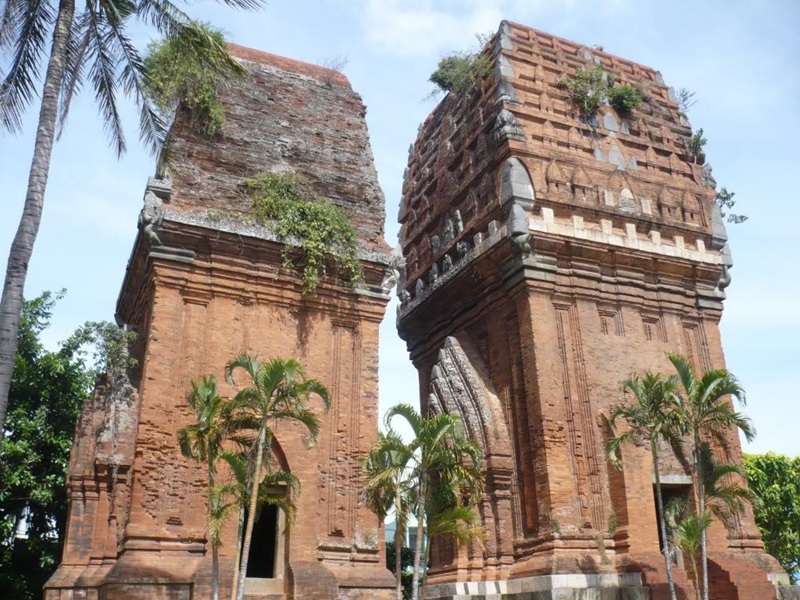 Tháp Hưng Thạnh Tháp Đôi được xây dựng theo lối kiến trúc của người Chăm cổ