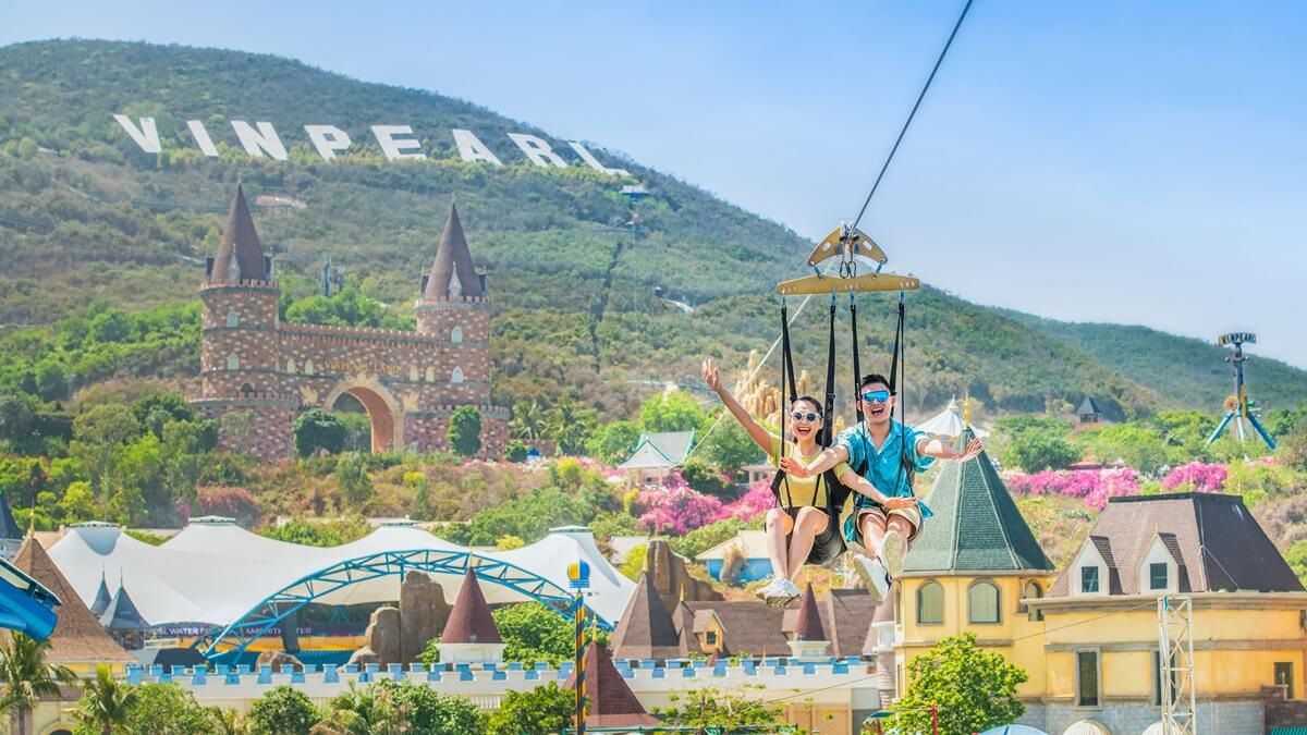 Trải nghiệm đu dây ngắm trọn vẻ đẹp của biển Nha Trang thơ mộng tại VinWonders Nha Trang
