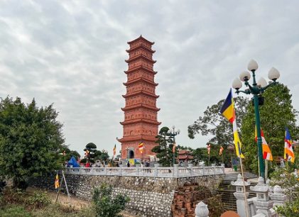 Tháp Tường Long: điểm đến tâm linh ấn tượng hấp dẫn du khách thập phương