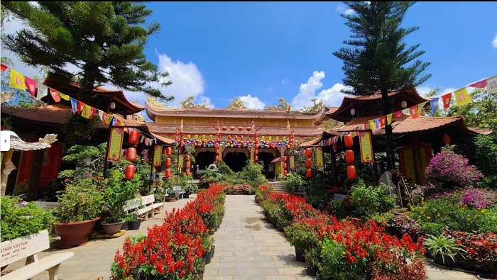 Thiền viện Vạn Hạnh Không gian với nhiều cây xanh tạo cảm giác yên bình