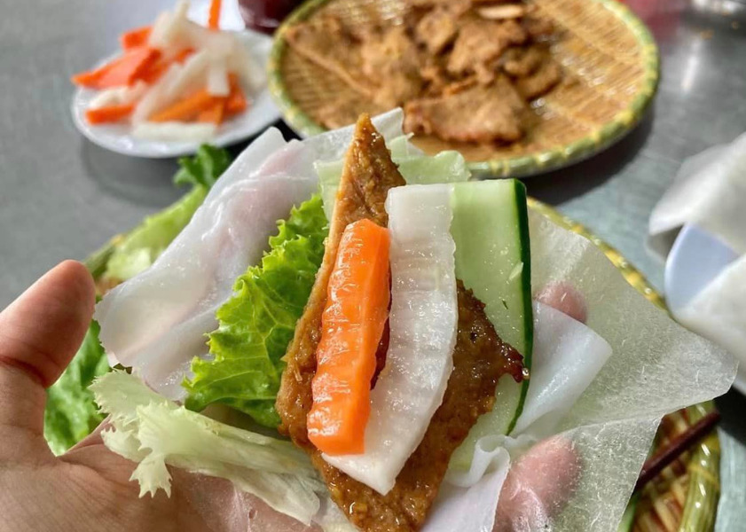 Thịt nướng ăn cùng bánh tráng và các loại rau tươi giòn