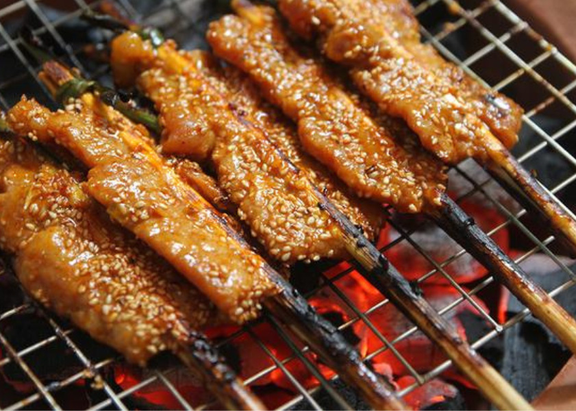 Từng xiên thịt được nướng trên than hồng rất hấp dẫn