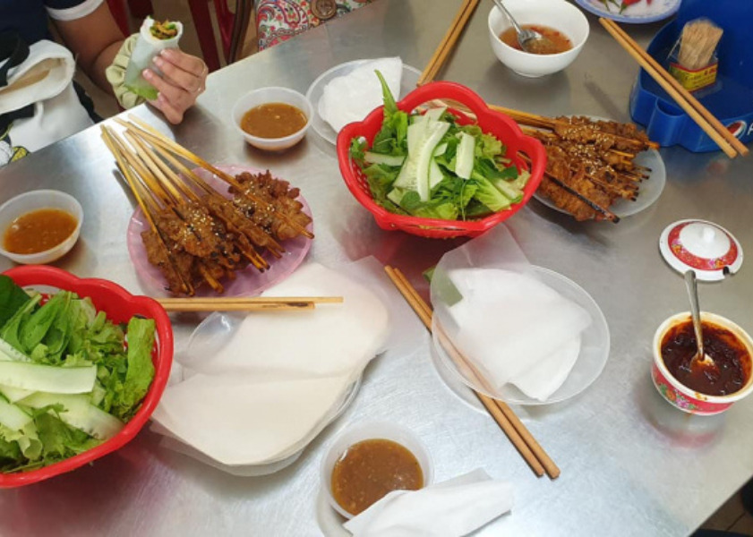 Quán thịt nướng Cô Thu phục vụ thịt xiên nướng, lẩu, chả, nộm…