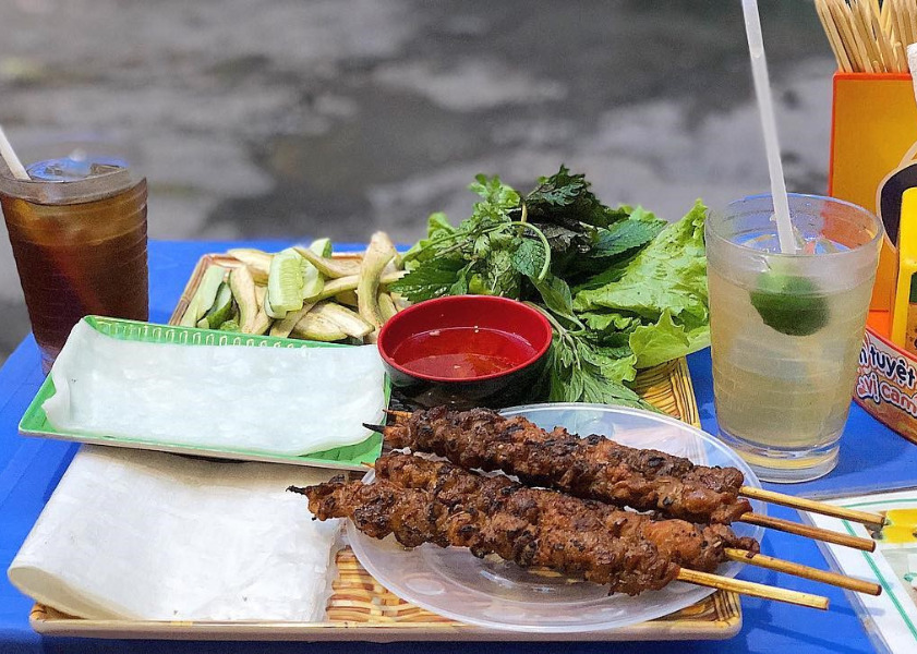Thịt xiên nướng của quán Bà 9 khiến nhiều du khách say mê