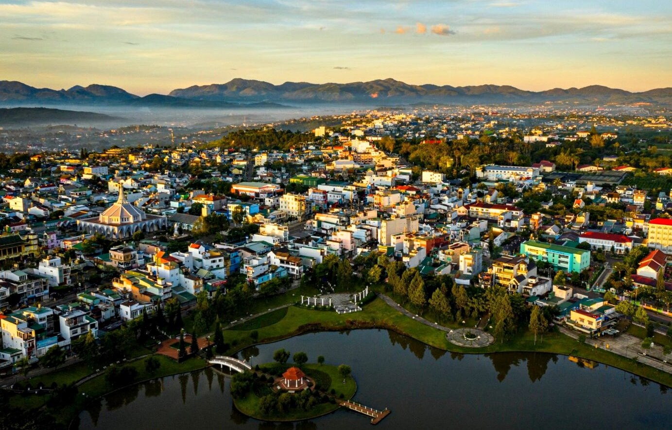 Dịu mát trong ánh nắng rực rỡ khi mùa khô đến với Bảo Lộc, tạo điều kiện thuận lợi cho những hoạt động du lịch độc đáo 