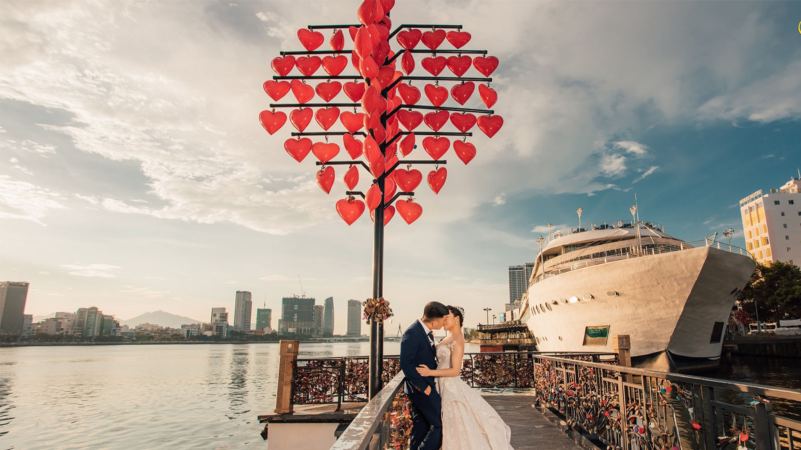 Đà thành cũng có những địa điểm nổi tiếng dành riêng cho các cặp đôi