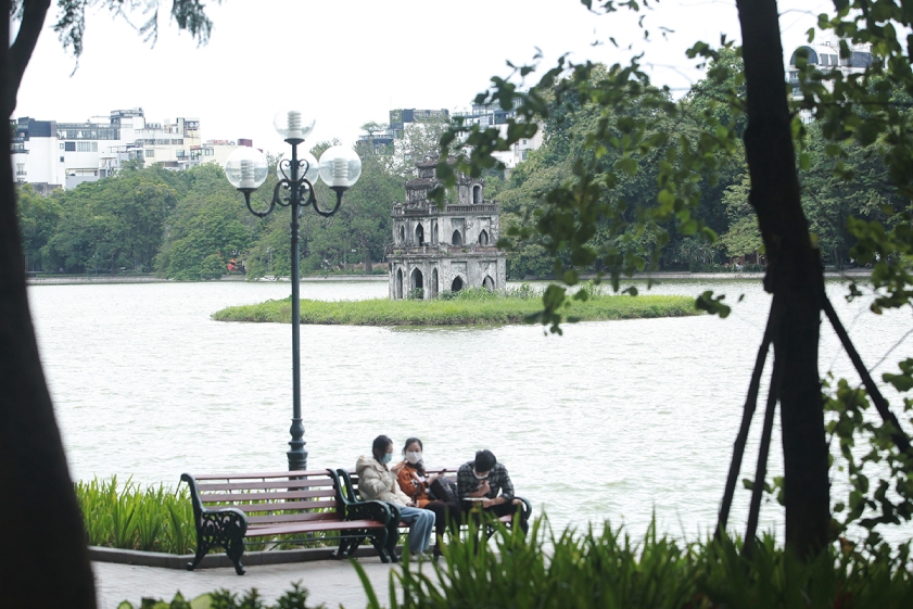 Thời tiết Hà Nội đầu tháng 12 với cái lạnh đặc trưng giúp mọi người xích lại gần nhau hơn