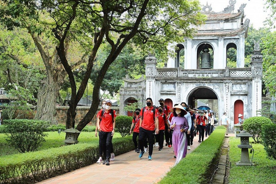 Thời tiết Hà Nội cuối tháng 2 dần ầm lên, rất thích hợp tham quan cảnh đẹp Hà Nội