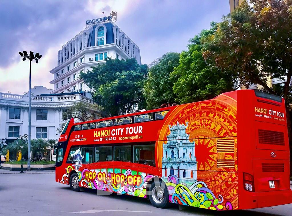 Xe bus 2 tầng đưa du khách đi tham quan những con phố, địa danh nổi tiếng Hà Nội 