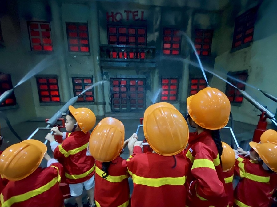 Bé hóa thân thành lính cứu hoả tại VinKE