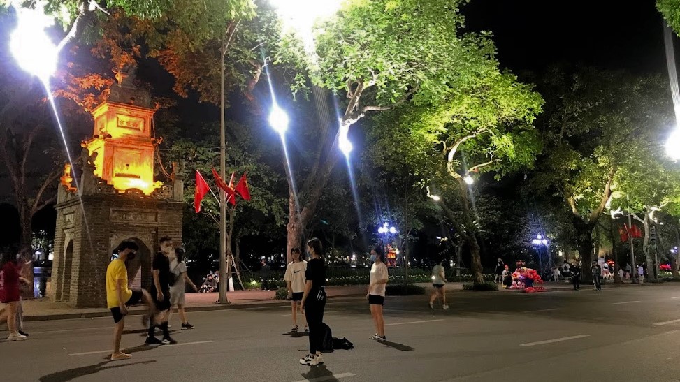 Buổi tối tại phố đi bộ Hồ Gươm