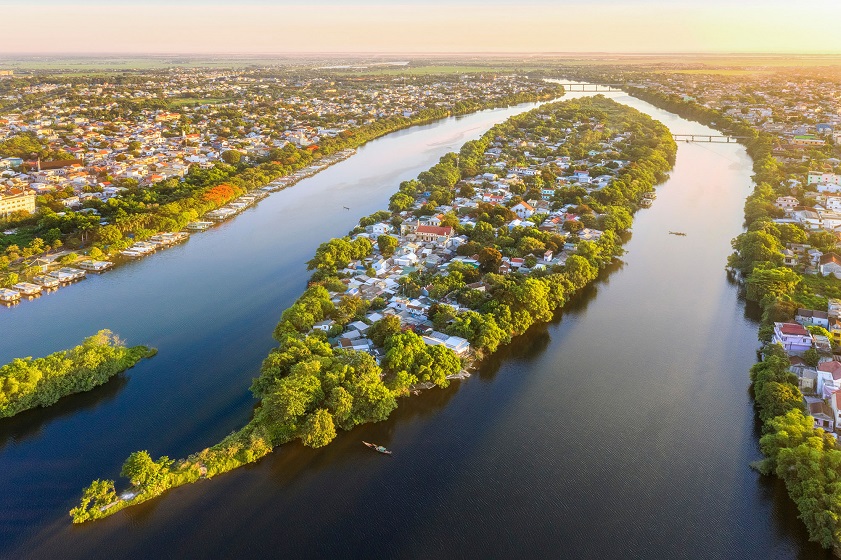 Thôn Vĩ Dạ Thôn Vĩ Dạ hiện nay có tên mới là Cồn Hến, cách trung tâm thành phố Huế chưa đến 10 phút đi xe máy