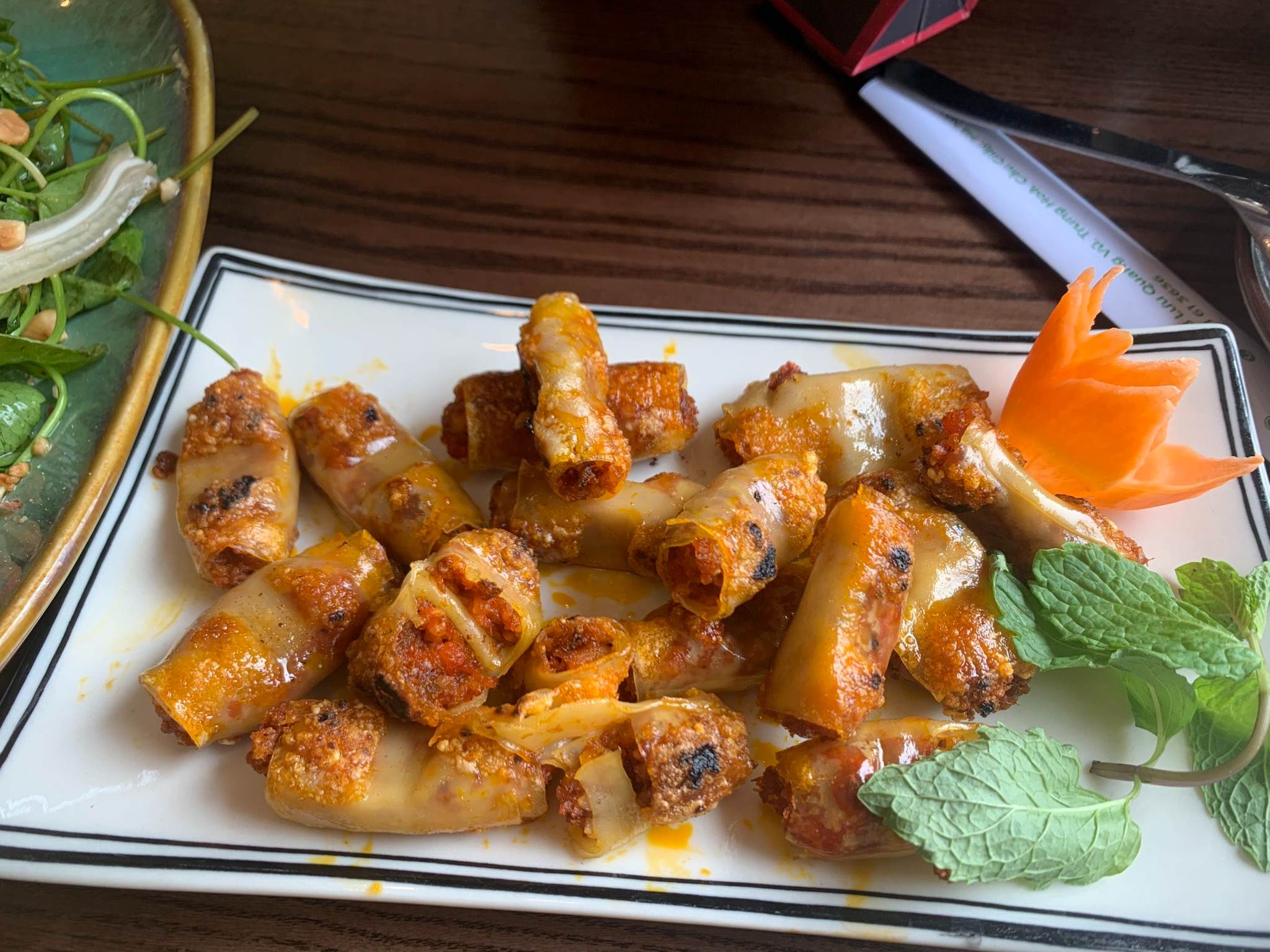 Thưởng thức chả tôm ngon