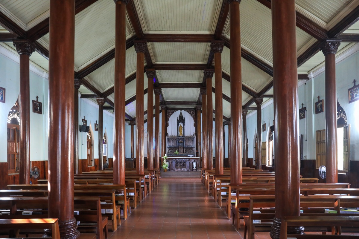 Tiểu chủng viện Làng Sông Không gian uy nghiêm bên trong nhà nguyện