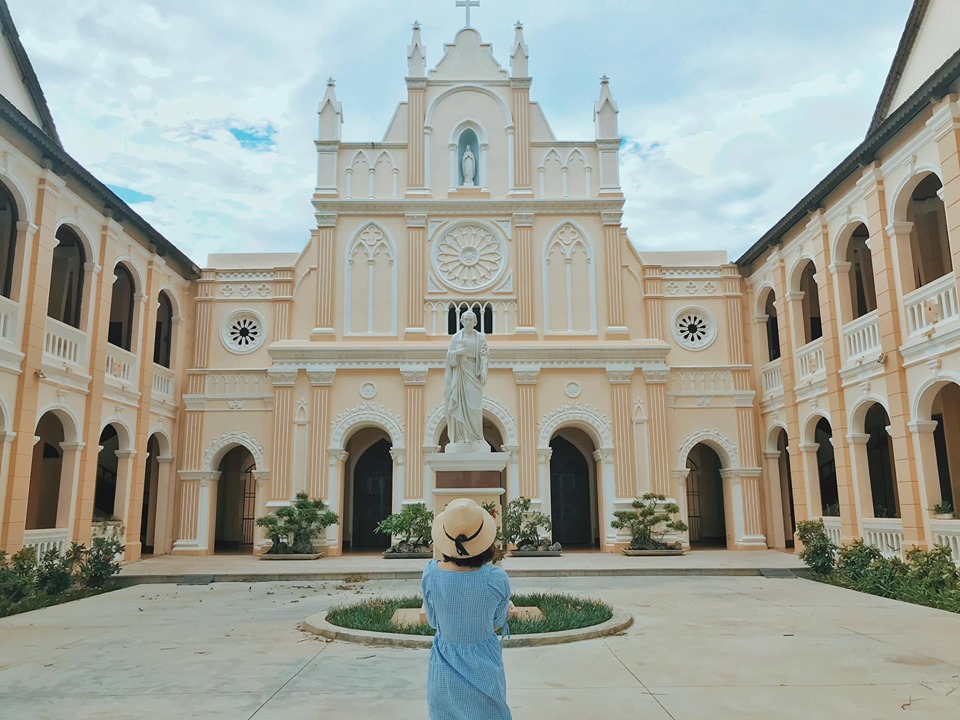 Tiểu chủng viện Làng Sông Chụp ảnh thỏa thích với background vô cùng ấn tượng