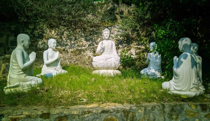 Du khách hãy tránh chạm, leo trèo hoặc dẫm đạp lên các bức tượng tại chùa