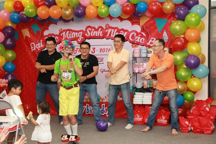 Tổ chức sinh nhật cho bé Tổ chức các trò chơi, hoạt động vui nhộn để mọi người có thể tham gia