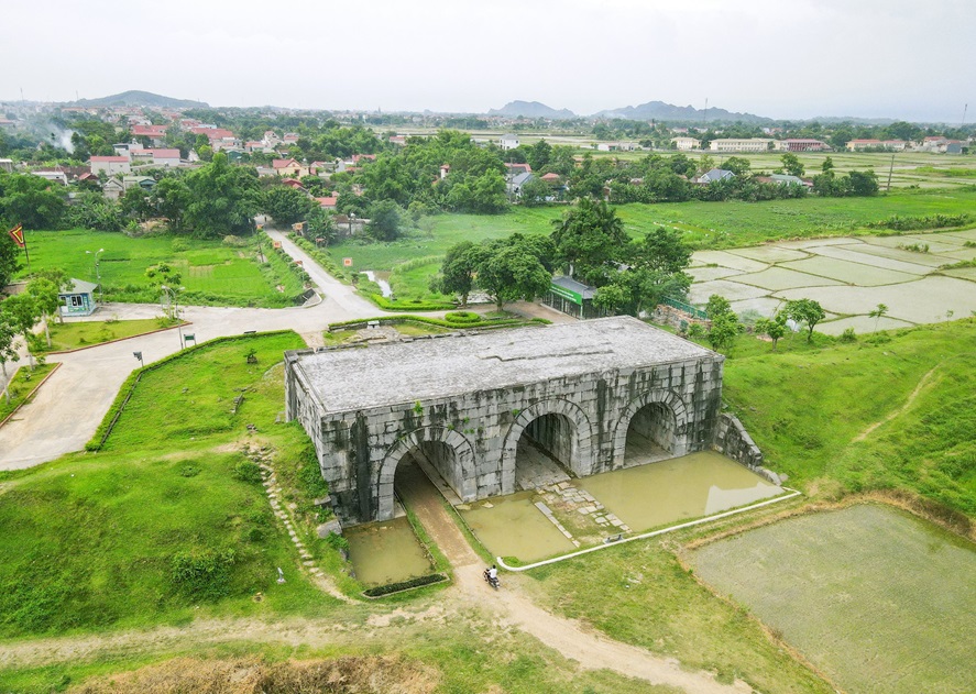 Toàn cảnh di tích Thành nhà Hồ