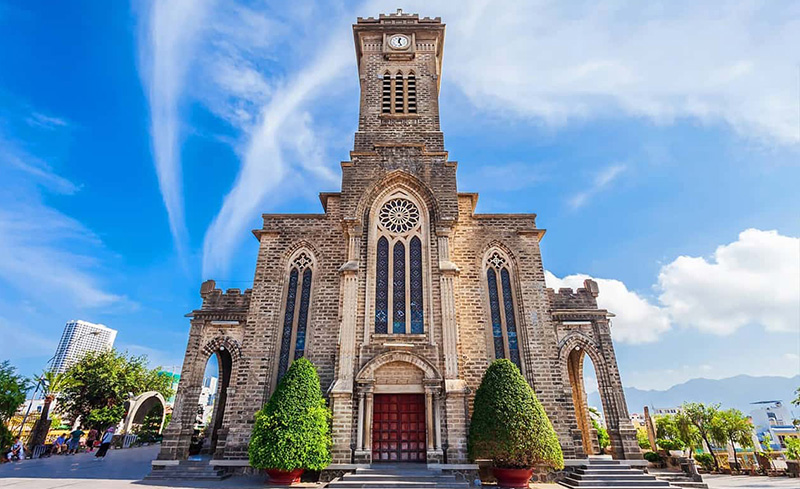 Tour Nha Trang 4 ngày 3 đêm Nhà thờ núi Nha Trang mang đậm nét kiến trúc Gothic với vẻ đẹp uy nghi của một tòa lâu đài La Mã cổ đại