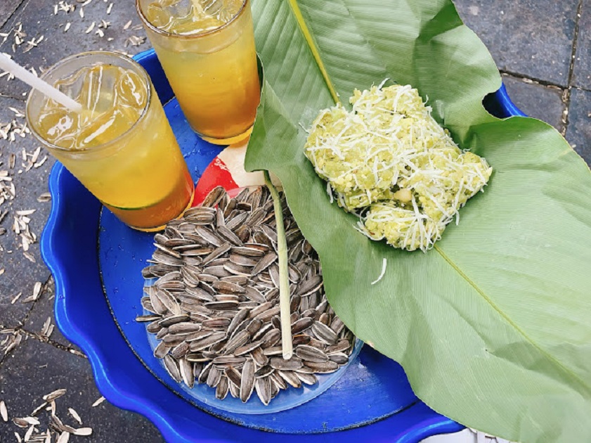 Thưởng thức trà chanh và cốm vòng dân dã giữa tiết trời thu Hà Nội