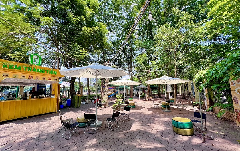 Ngoài trà chanh, quán cũng có các loại đồ uống và đồ ăn vặt khác với mức giá hợp lý