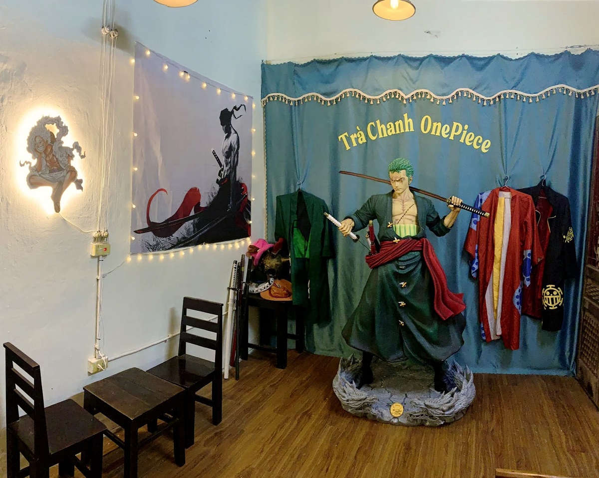 Mấy bộ đồ và mấy thanh kiếm và mũ cosplay khách hàng có thể thoải mái mặc chụp ảnh