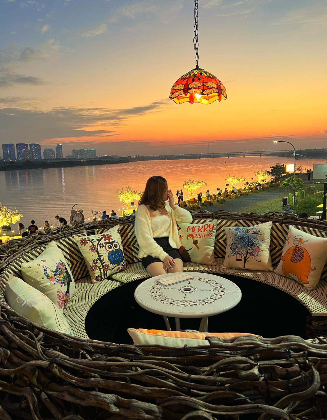 Tận hưởng khung cảnh hoàng hôn tuyệt đẹp tại trà chanh Bờ Kè