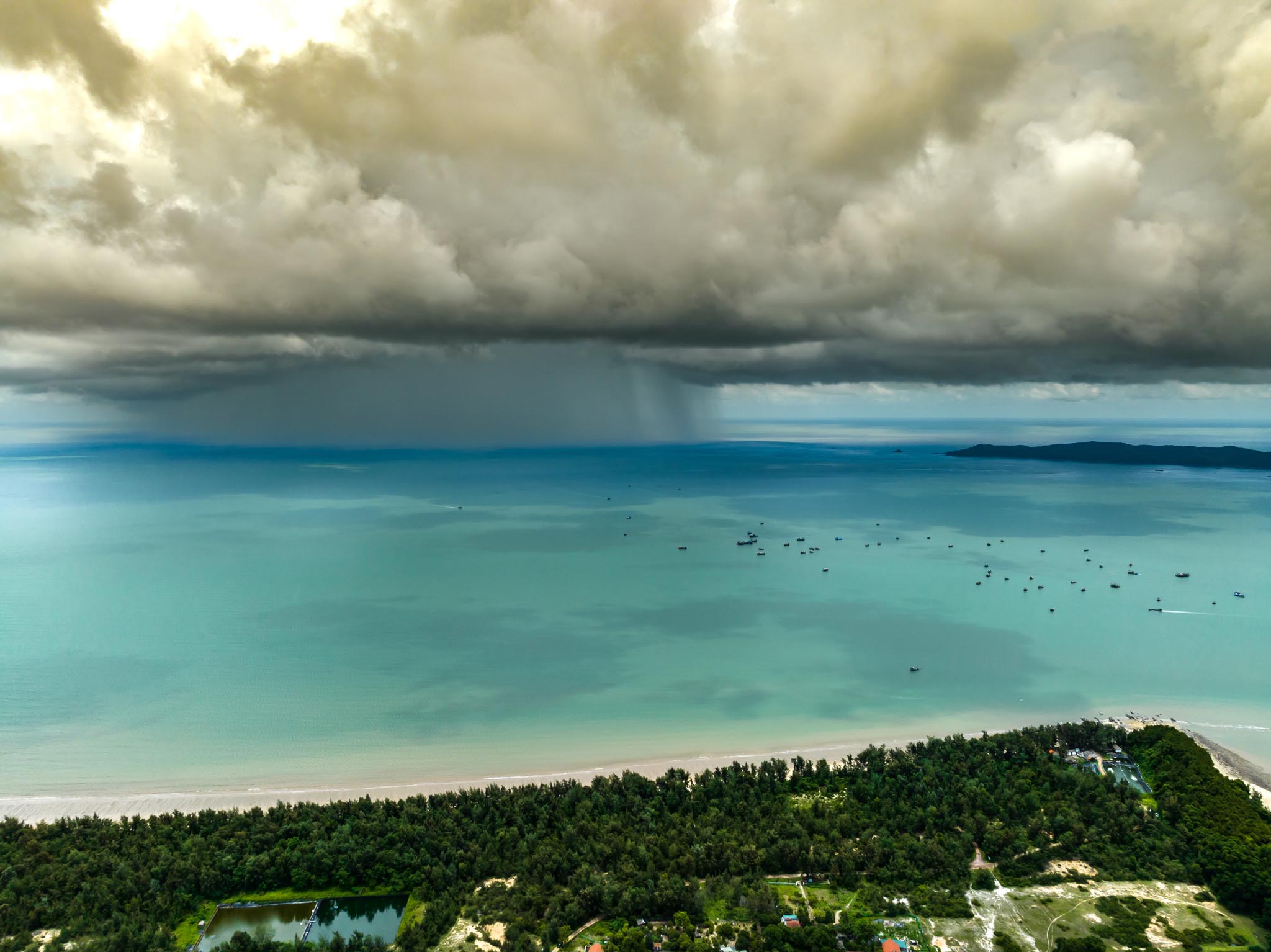 Trà Cổ Trà Cổ là vùng đất nổi tiếng với cảnh sắc hoang sơ, trữ tình