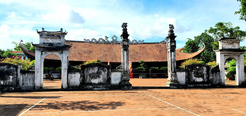 Trà Cổ Trải qua biết bao thăng trầm, ngôi đình vẫn giữ được vẹn nguyên vẻ đẹp trầm mặc, cổ kính