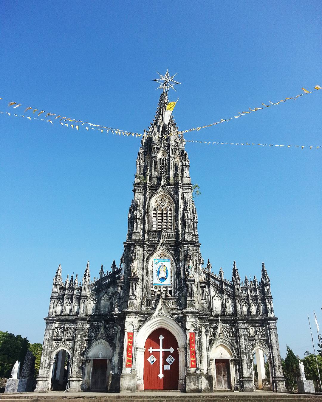 Trà Cổ Nhà thờ Trà Cổ là công trình mang đậm dấu ấn văn hóa, tôn giáo và lịch sử