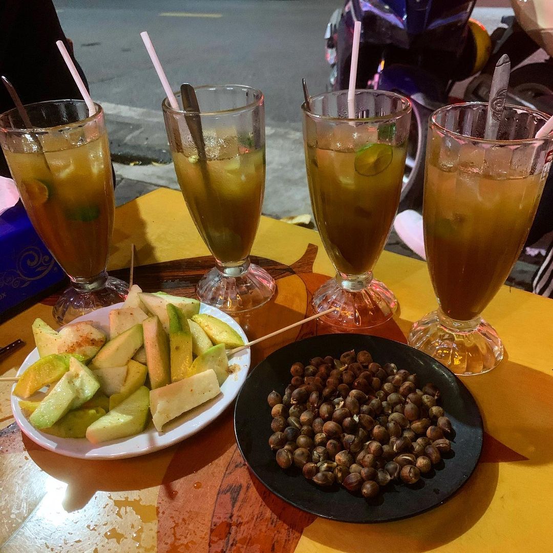 Trà cúc Hải Phòng Nguyên liệu trà cúc Hải Phòng gồm hoa cúc, táo đỏ sấy khô, cam thảo, quất…