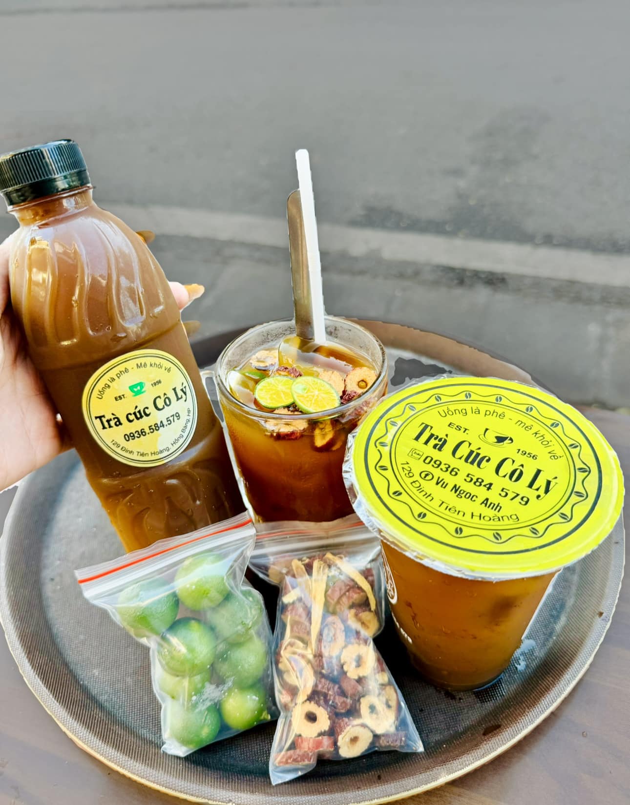 Trà cúc Hải Phòng Ngoài thưởng thức tại quán, bạn có thể mua trà cúc mang về