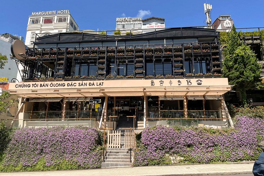 trà sữa Đà Lạt Kiến trúc ấn tượng, ngập tràn sắc hoa của Phê La - quán trà sữa view đẹp ở Đà Lạt