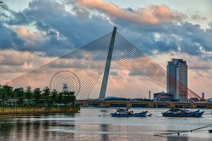 Tran Thi Ly Bridge The Tran Thi Ly Bridge viewed from below a corner on a Han river bank