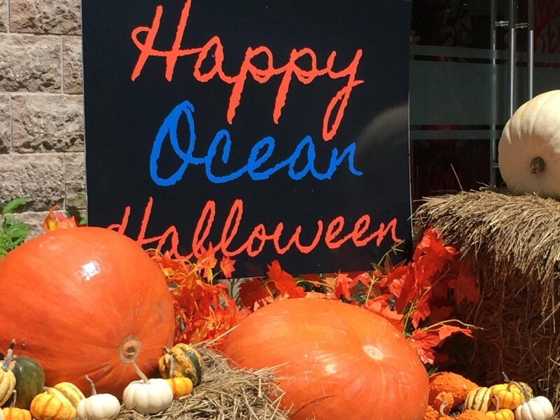 Trang trí Halloween cho lớp học với chữ, dây cờ cũng rất độc đáo, ấn tượng