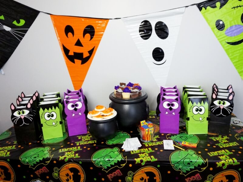 Trang trí Halloween cho lớp học với những hộp quà hình con ma tinh nghịch