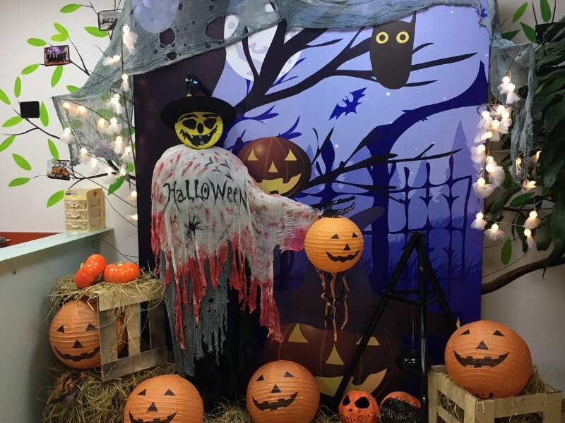 Bạn cũng có thể trang trí Halloween cho lớp học một cách mới lạ bằng hình nộm ma bay lơ lửng