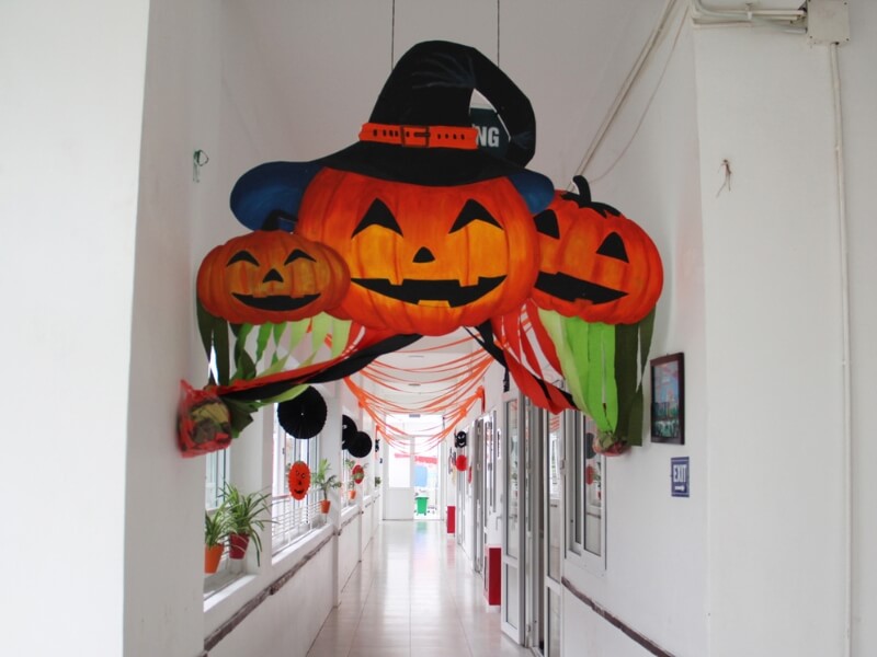 Lớp học của bạn sẽ trông kinh dị, đáng sợ hơn với hình ảnh những quả bí ngô cười tinh quái ở trước cửa lớp