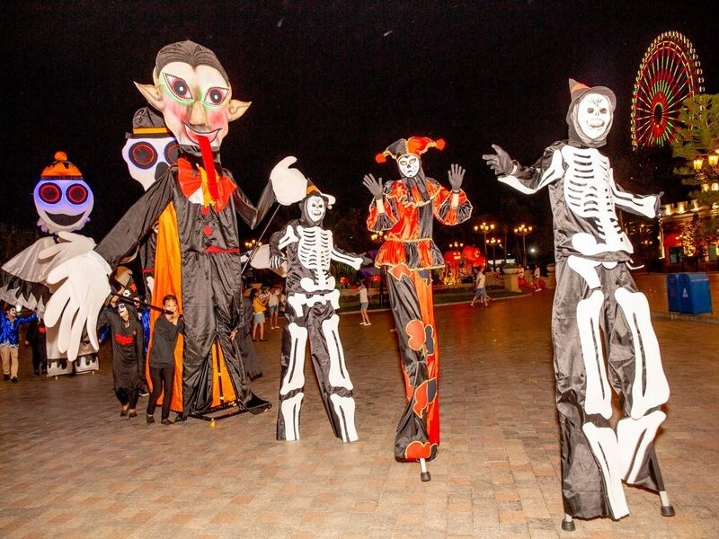 Tham gia lễ hội hóa trang cực độc đáo, không kém phần kỳ bí tại VinWonders