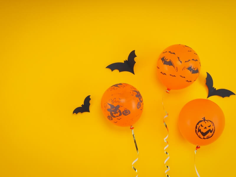 Trang trí Halloween đặc biệt cho lớp học với bóng bay màu cam in hình các biểu tượng Halloween