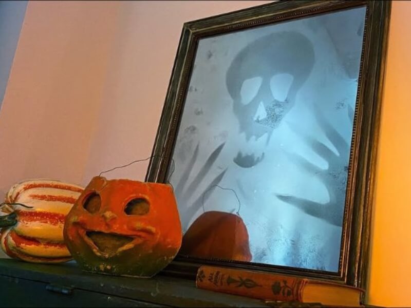 Trang trí bàn làm việc với gương, quả bí ngô làm tăng thêm vẻ huyền bí, ma mị