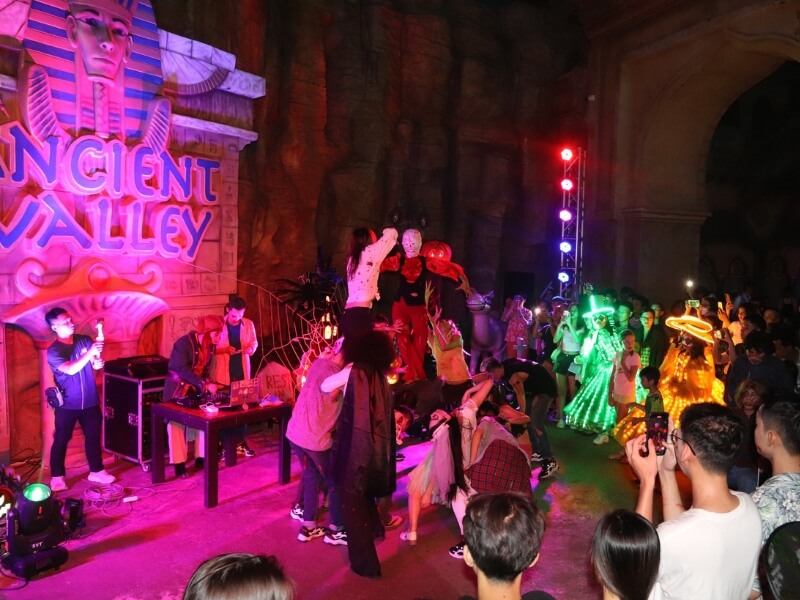 Đắm chìm trong lễ hội hóa trang đặc sắc, nhiều hoạt động giải trí hấp dẫn tại VinWonders