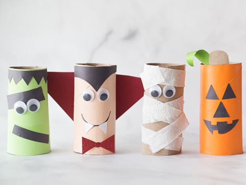 Lõi giấy vệ sinh được cắt dán, tô vẽ khéo léo thành nhân vật Halloween ngộ nghĩnh, đáng yêu 