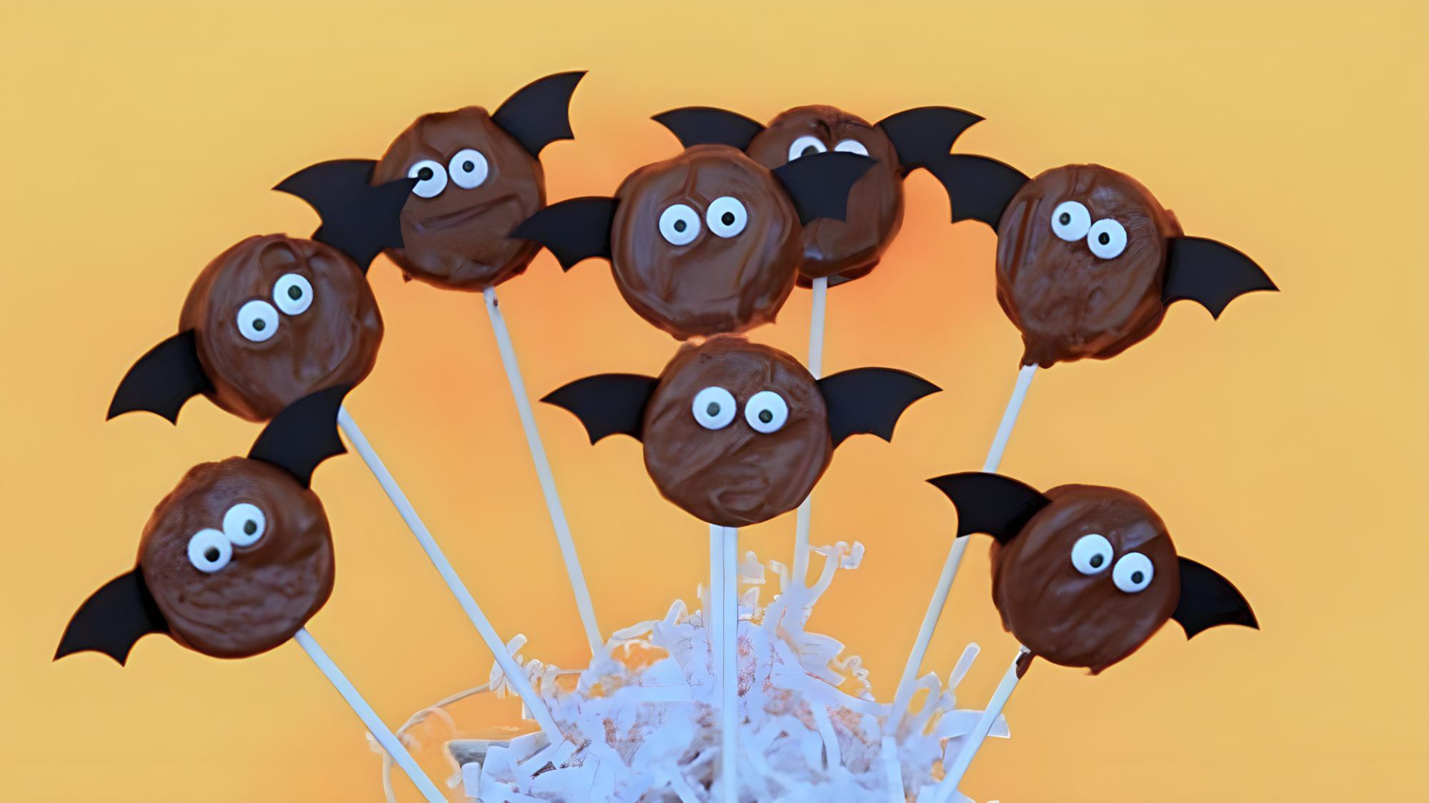 Kẹo mút trang trí hình dơi cũng là một lựa chọn vui nhộn dành cho bạn